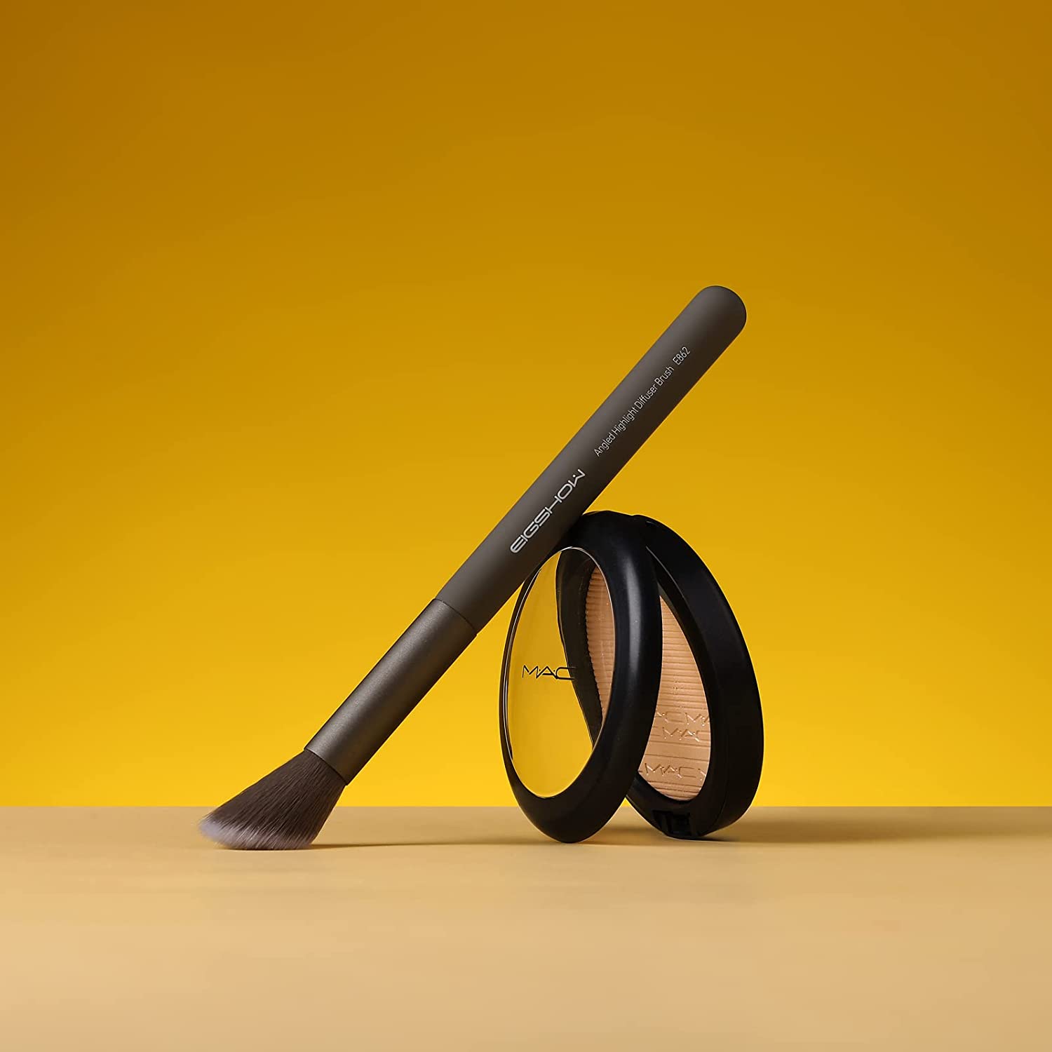 EIGSHOW Angled Highlight Diffuser Brush