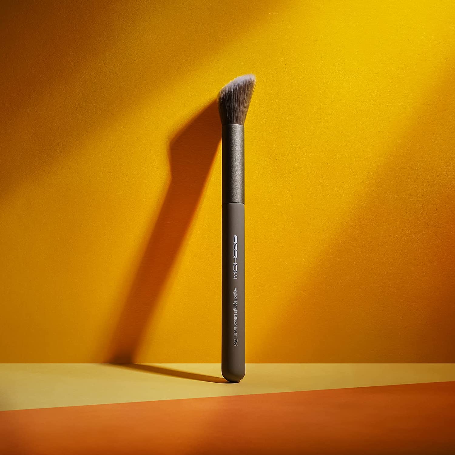 EIGSHOW Angled Highlight Diffuser Brush