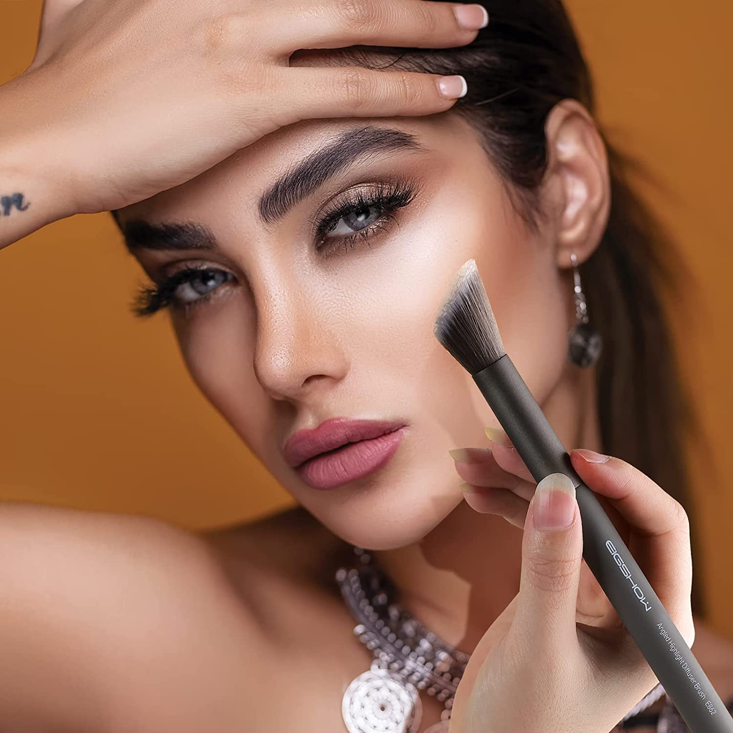 EIGSHOW Angled Highlight Diffuser Brush