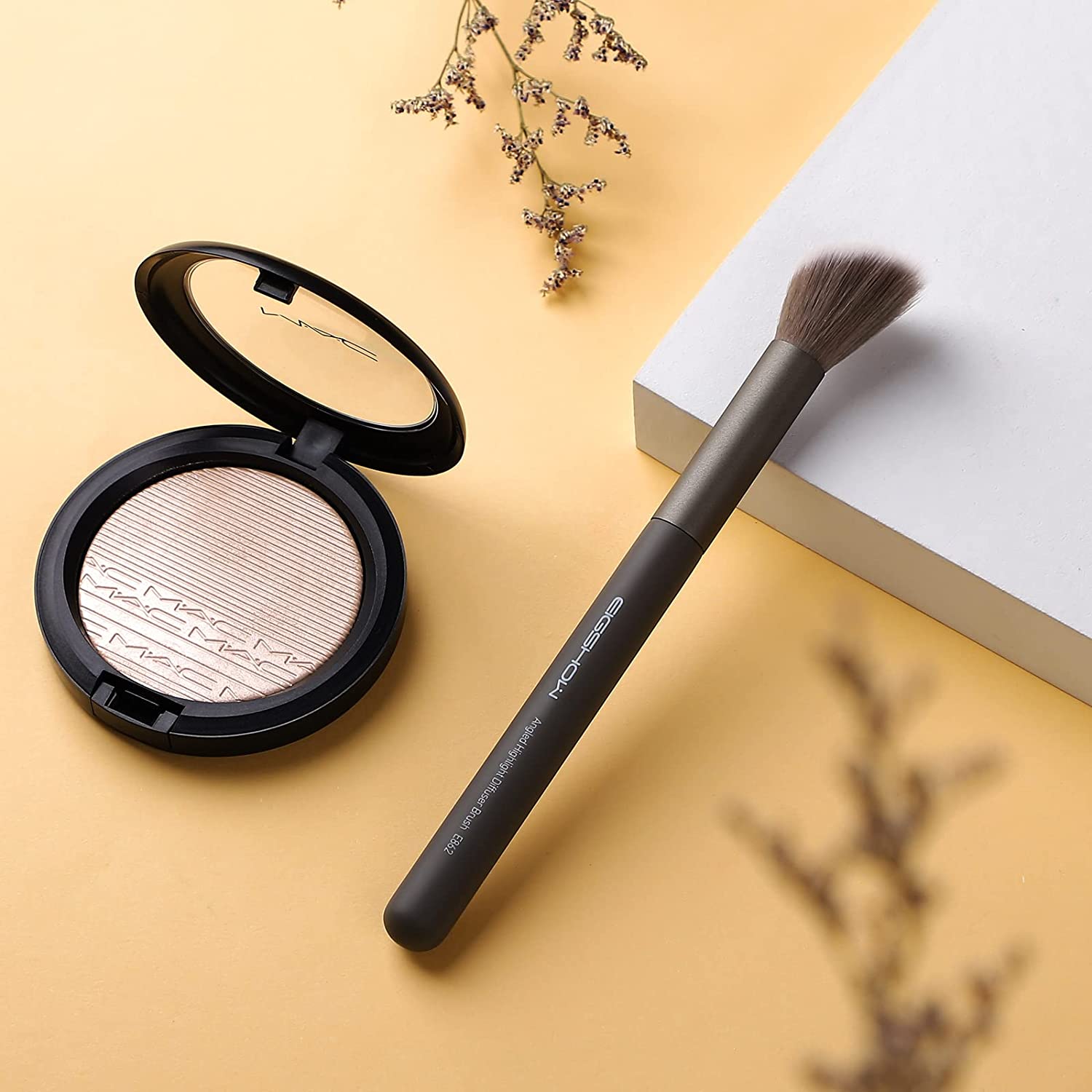 EIGSHOW Angled Highlight Diffuser Brush