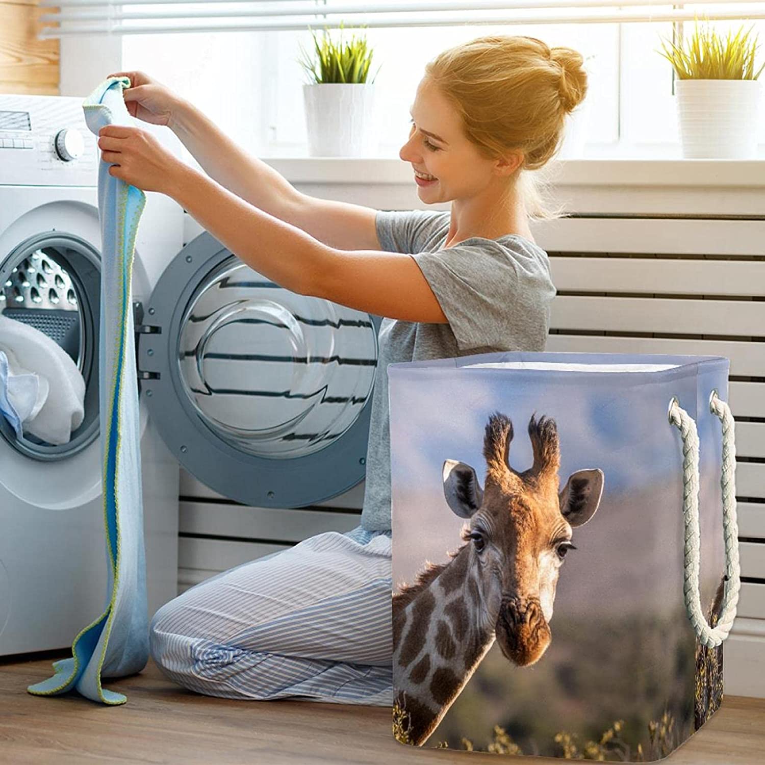 Laundry Basket Animal Giraffe Storage Basket with Handles Modern Decorative Toy Basket for Living Ro