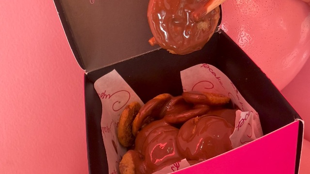 15% off on 2 Dozen Mini CupCake discount at Cupcake Boutique
